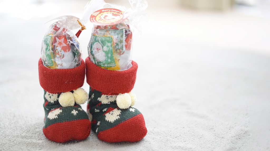 お菓子の入ったクリスマスブーツ