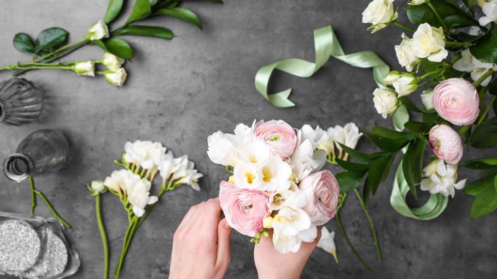 フラワーアレンジをする手元