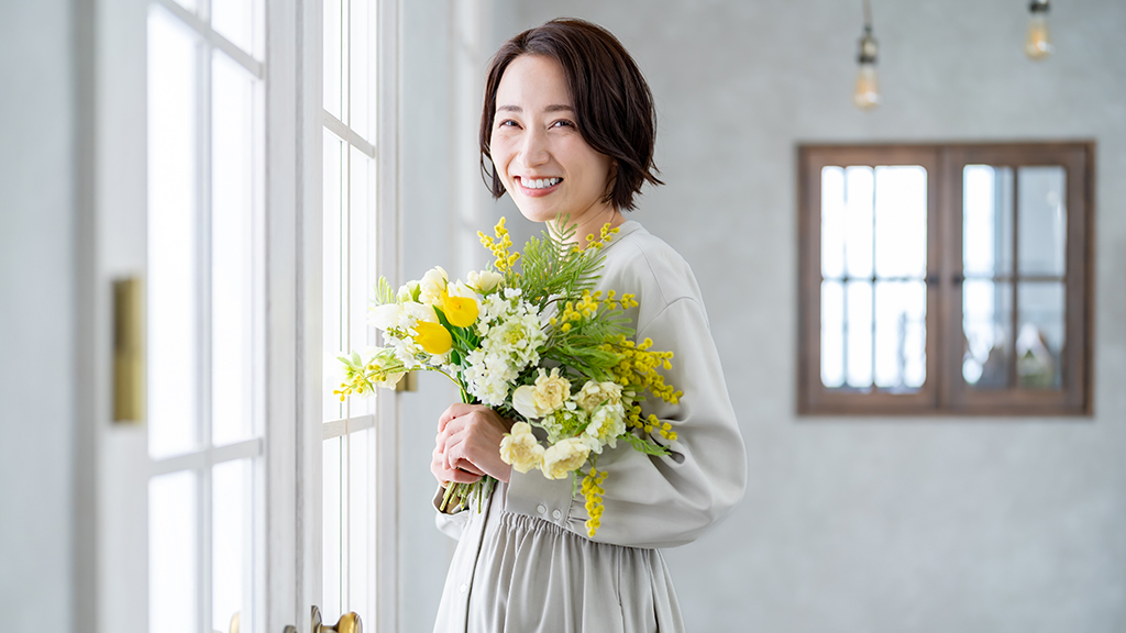 花束を持つ女性