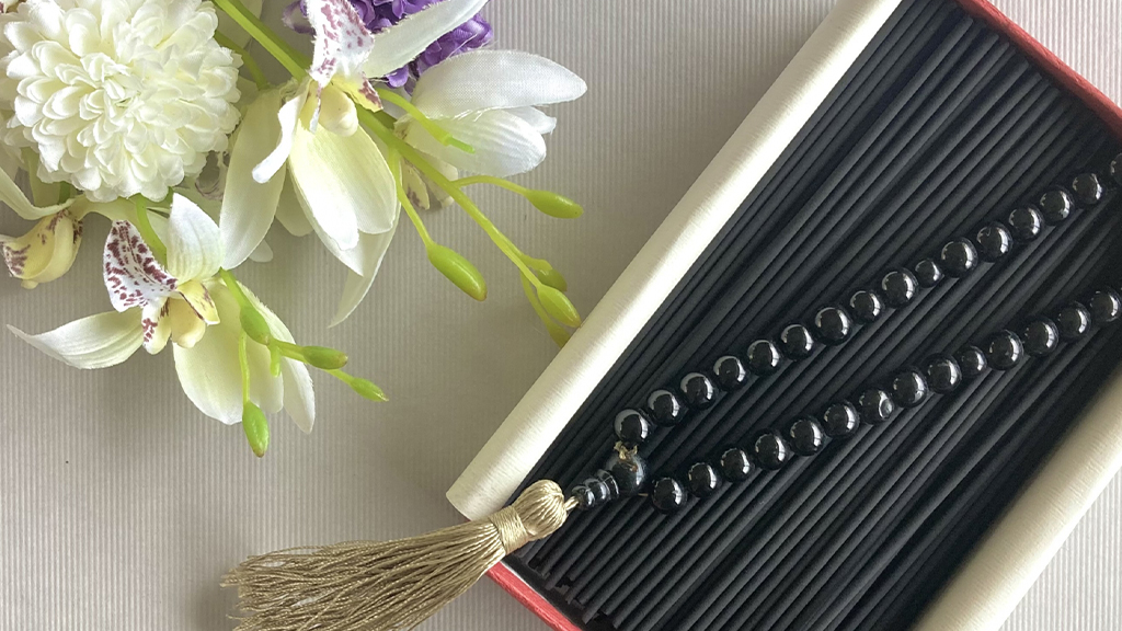 花と線香と数珠