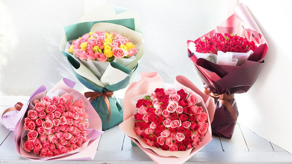 自社商品の色違いのバラ花束を並べた、還暦祝いの花ギフト